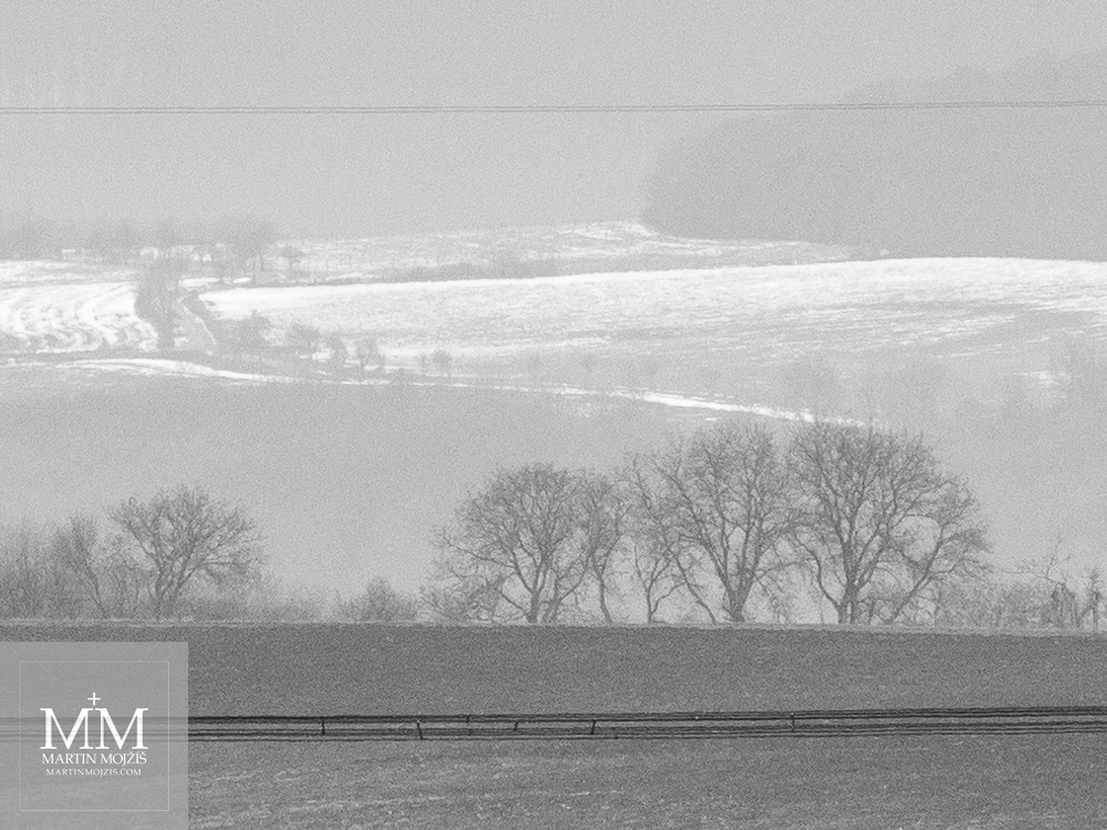 Zimní krajina s rušivým elektrickým vedením. Fotografie vytvořená objektivem Olympus M. Zuiko digital ED 40 - 150 mm 1:2.8 PRO.